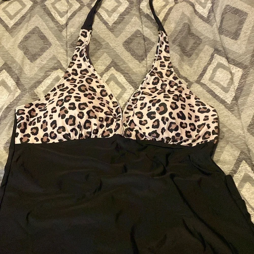 NWOT Leopard V-Neck Asymmetric Hem Drawstring Side Adjustable Straps Tankini Set